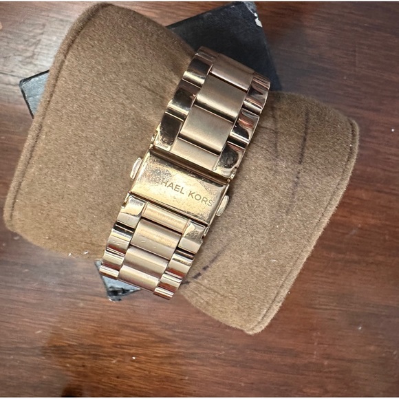 Michael Kors Women’s rose gold tone Bradshaw Watch - Picture 4 of 5